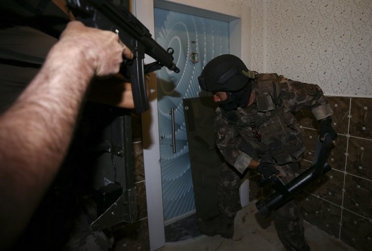 Ankara'da bin 500 polisle dev operasyon