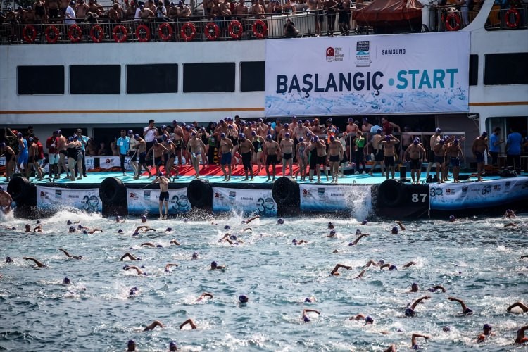 İstanbul'da kıtalararası yüzme yarışı tamamlandı