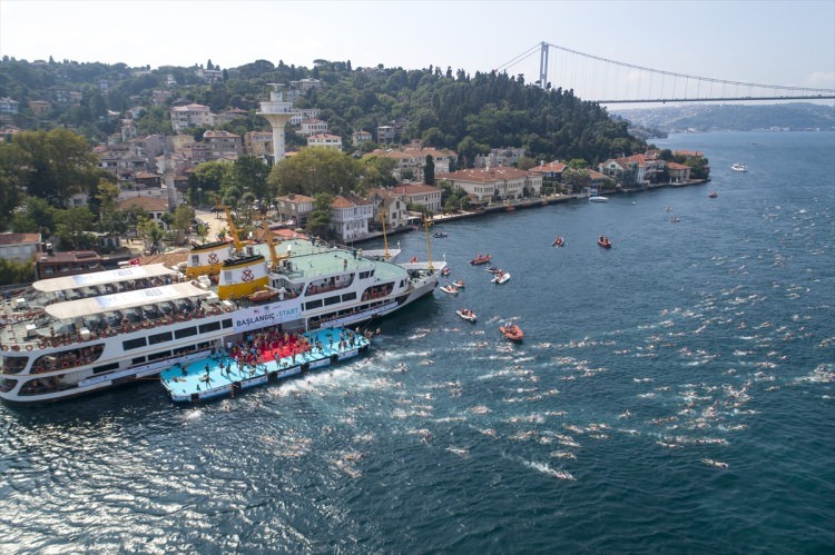 İstanbul'da kıtalararası yüzme yarışı tamamlandı