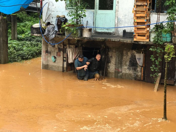 Rize'de sel felaketi başkan bu mesajı attı: Batıyoruz!