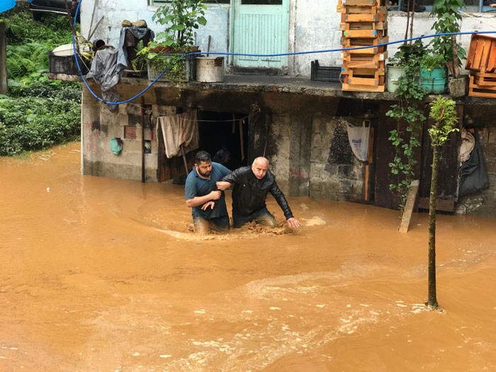 Rize'de sel felaketi başkan bu mesajı attı: Batıyoruz!