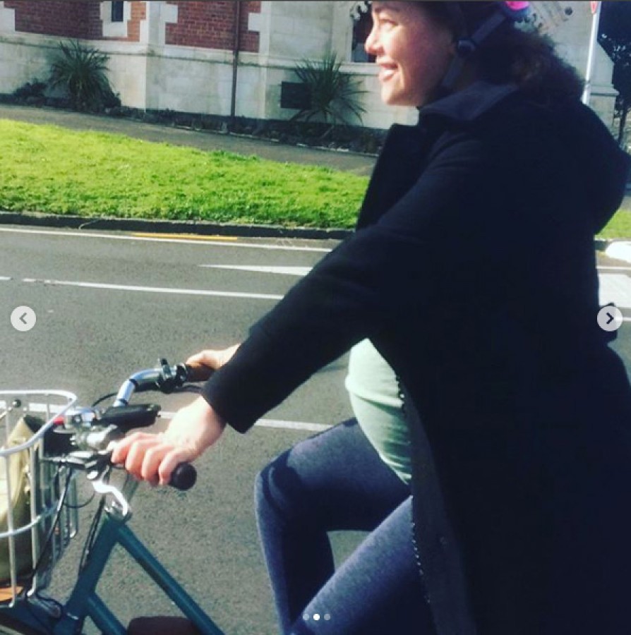 Yeni Zelandalı bakan doğuma bisikletiyle gitti!