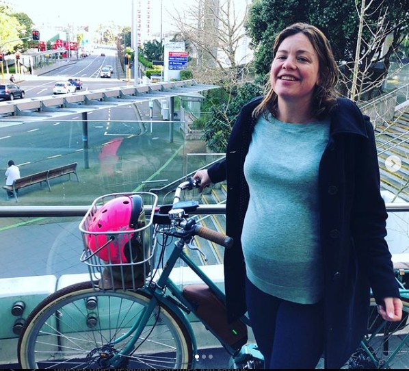 Yeni Zelandalı bakan doğuma bisikletiyle gitti!