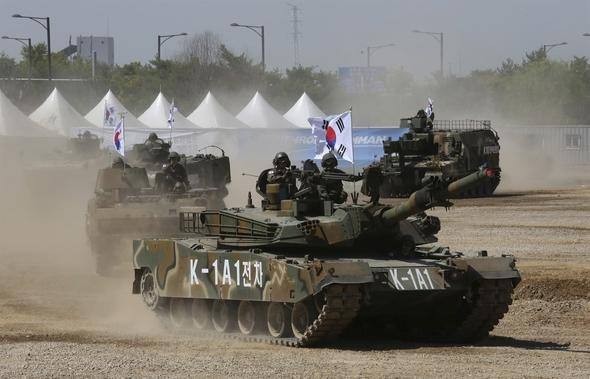 Güney Kore ordusu şov yaptı! Askerler izledi