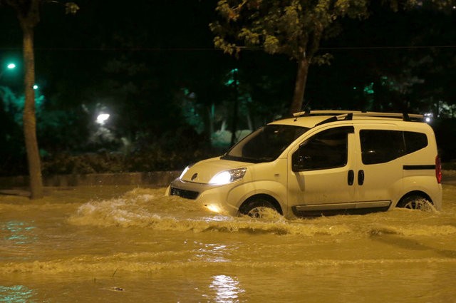 Sağanak yağış İstanbul'un tamamında etkili oldu