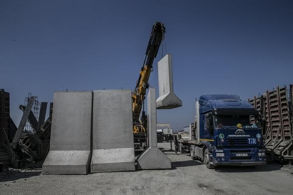 İdlib’de gözlem noktalarına beton blok sevkiyatı