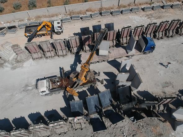 İdlib’de gözlem noktalarına beton blok sevkiyatı