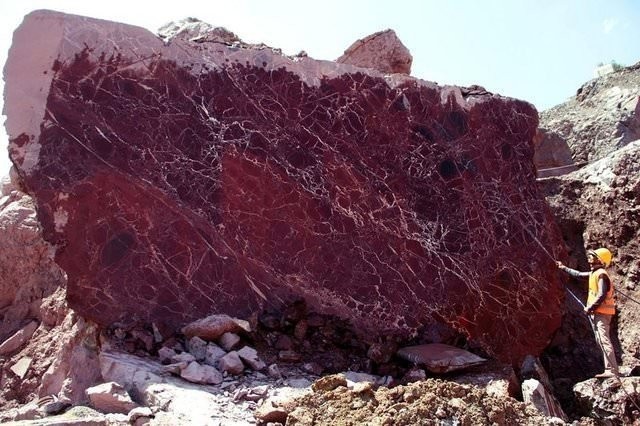 Dünya Elazığ'da çıkarılan vişne mermerinin peşinde