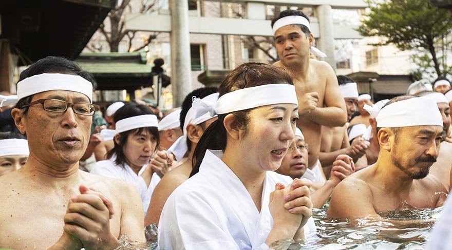 Japonların buzlu suda kış ortası banyosu