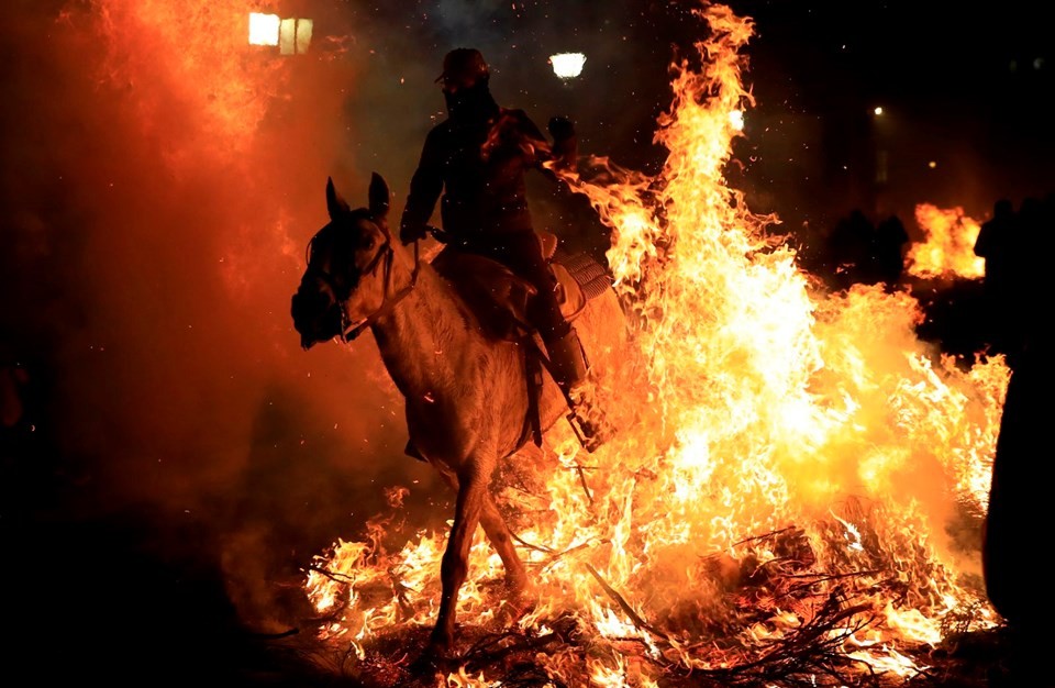 300 yıllık gelenekle atlar ateş üstünde yürütüldü