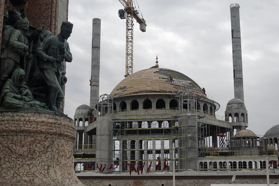 Taksim Camii'nin alemi yerleştirildi