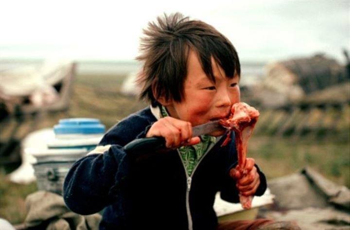 Dünyanın en tuhaf kabilesi: Çiğ et yiyip kan içebiliyorlar