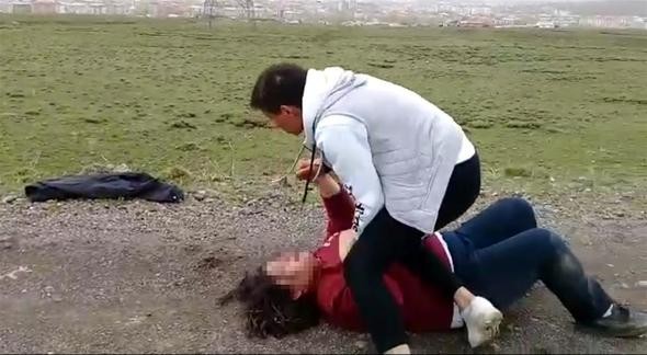 İki genç kıza korkunç işkence! Görüntüler ortaya çıktı
