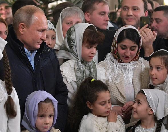 Putin yine şaşırttı! Önce dua okudu, ardından ateş etti