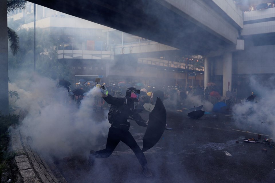 Hong Kong'da Çin'in yıl dönümünde çatışma