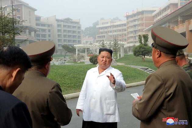 Kim Jong-un bağdaş kurarak izledi