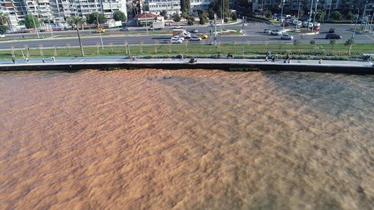 Su borusu patlağı İzmir Körfezi'nin rengini değiştirdi