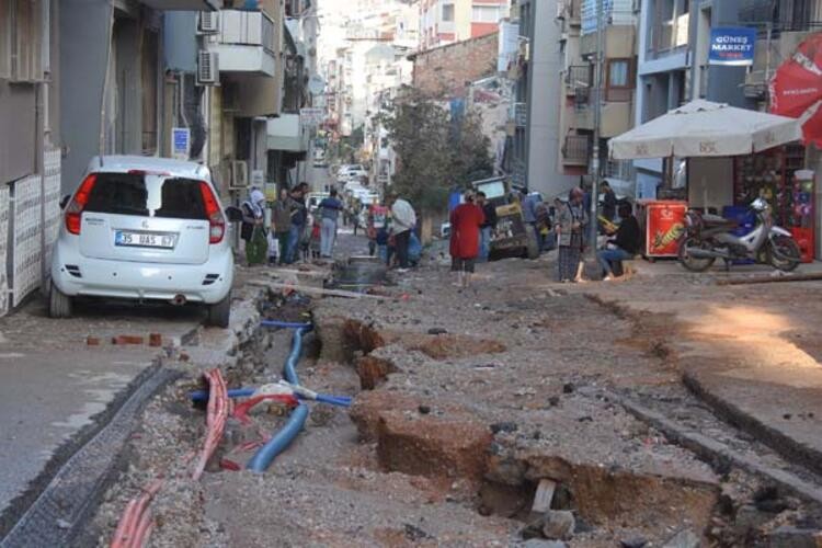 Su borusu patlağı İzmir Körfezi'nin rengini değiştirdi