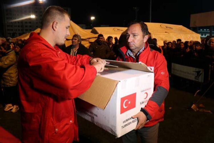 Türk Kızılay ekibi afet bölgesinde... Geceyi böyle geçirdiler