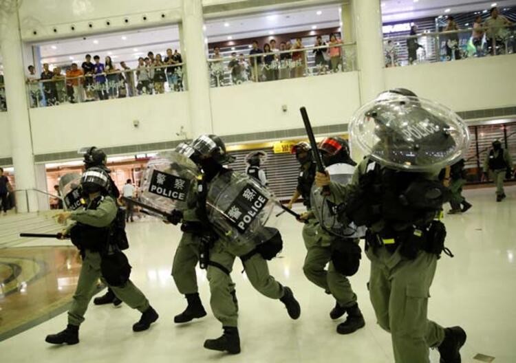 Hong Kong polisi AVM'lerdeki göstericilere müdahale etti