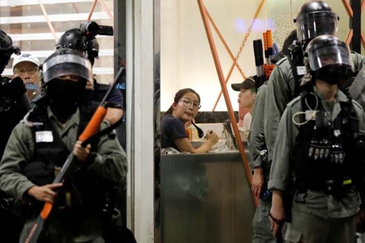 Hong Kong polisi AVM'lerdeki göstericilere müdahale etti