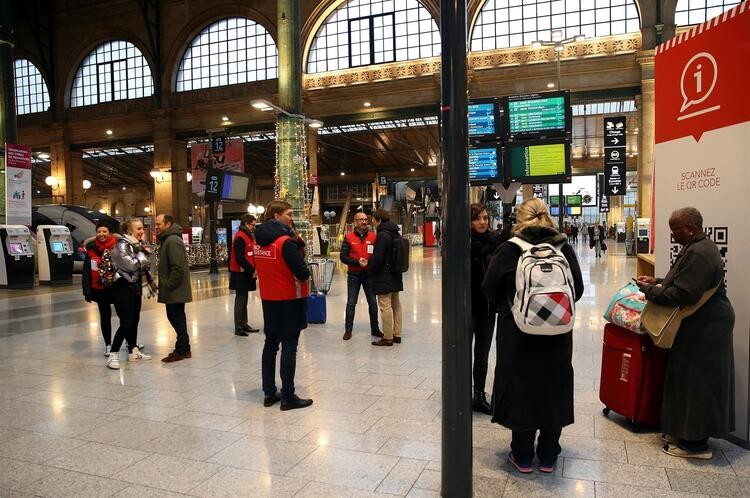Avrupa'nın kalbinde isyan: Okullar kapatıldı uçak ve tren seferleri iptal