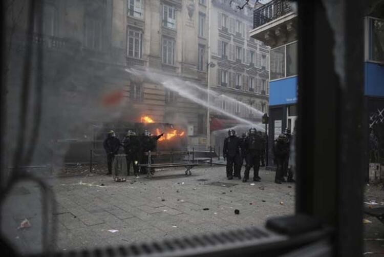 Paris yanıyor: Göstericiler sokakları ateşe verdi