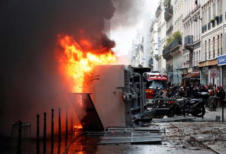 Paris yanıyor: Göstericiler sokakları ateşe verdi
