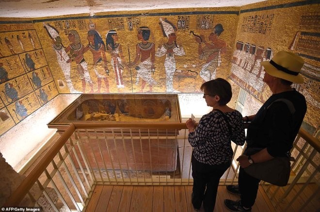 Tutankhamun'un, mumyalanmış yüzü ve ayakları ilk kez görüntülendi
