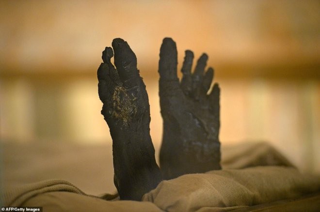 Tutankhamun'un, mumyalanmış yüzü ve ayakları ilk kez görüntülendi
