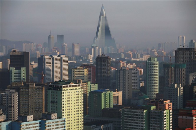 Kuzey Kore'nin takıntısını gösteren garip binaları