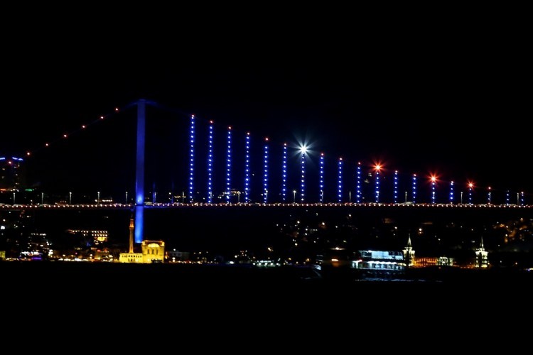İstanbul'un simgeleri mavi-turuncuya büründü
