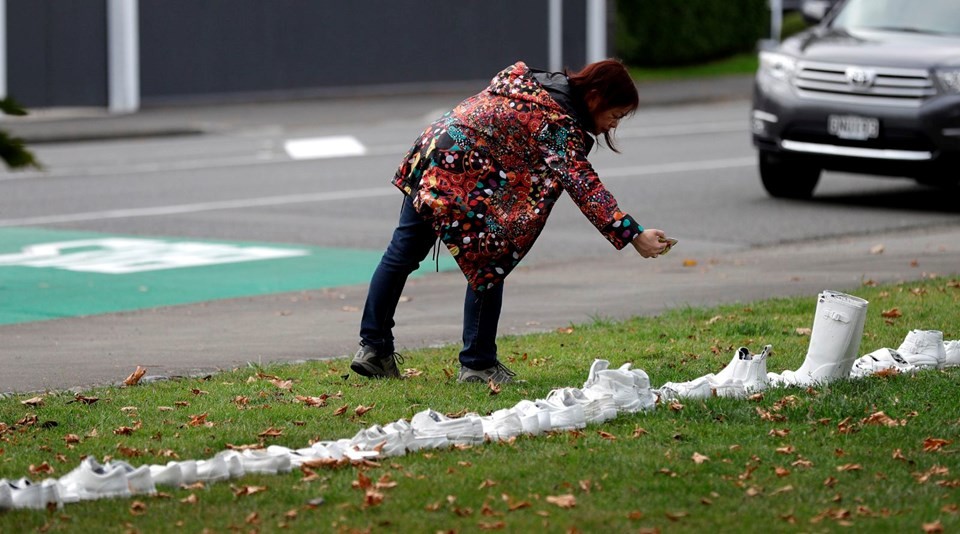 Yeni Zelanda’da kurbanlar için beyaz ayakkabı bırakıldı