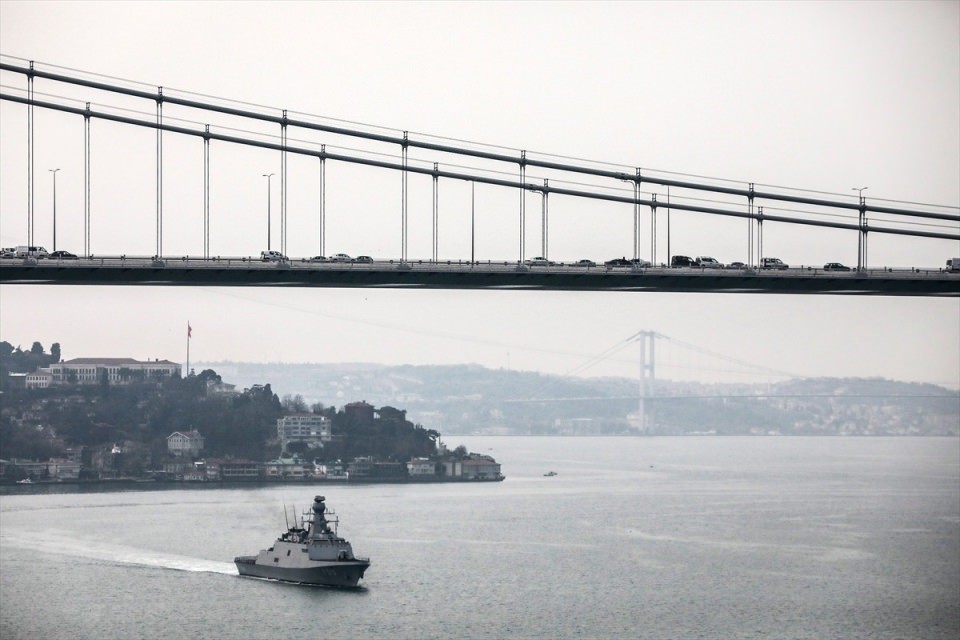 Türk savaş gemileri İstanbul Boğazı'ndan geçti