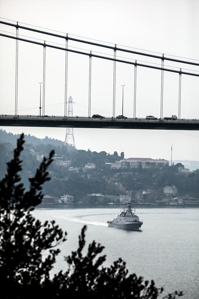 Türk savaş gemileri İstanbul Boğazı'ndan geçti