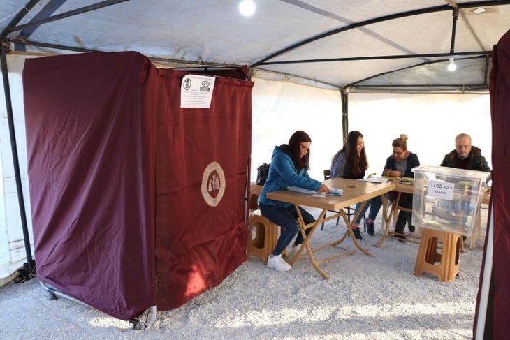 Depremzedeler çadırda oy kullanıyor