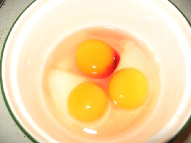 Kan lekeli yumurta yenir mi?