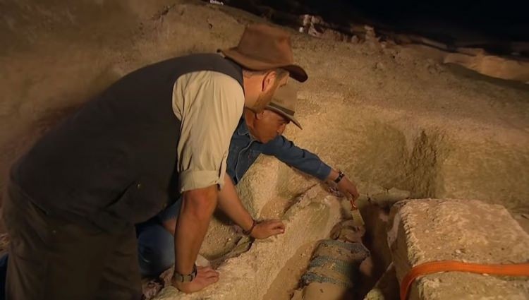 2 bin 500 yıllık lahit canlı yayında açıldı