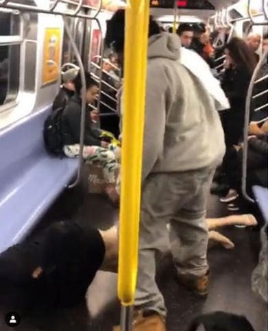 Metroda cansız mankenle kavga! 
