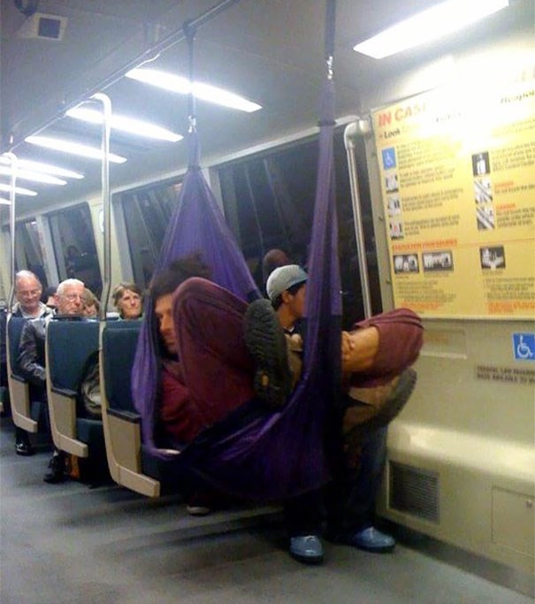 Metroda cansız mankenle kavga! 