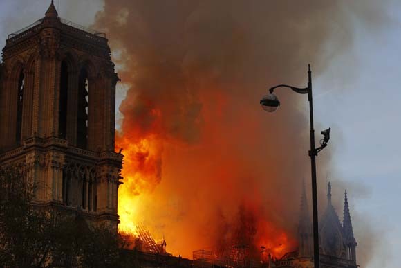 Dünya şokta! Tarihi Notre Dame Katedrali kül oldu