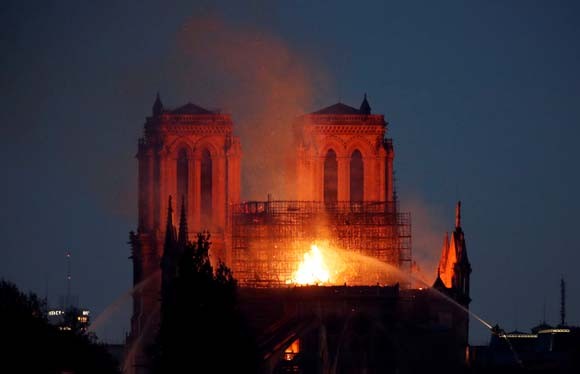 Dünya şokta! Tarihi Notre Dame Katedrali kül oldu