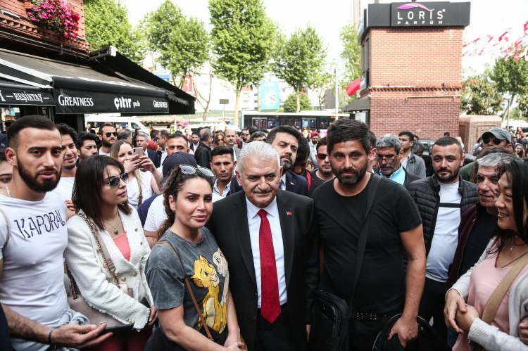 Binali Yıldırım Beşiktaş Çarşı'yı ziyaret etti