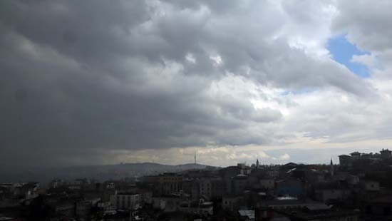 İstanbul üstünde korkutan bulutlar