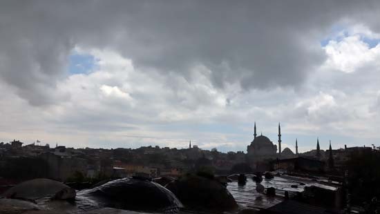 İstanbul üstünde korkutan bulutlar