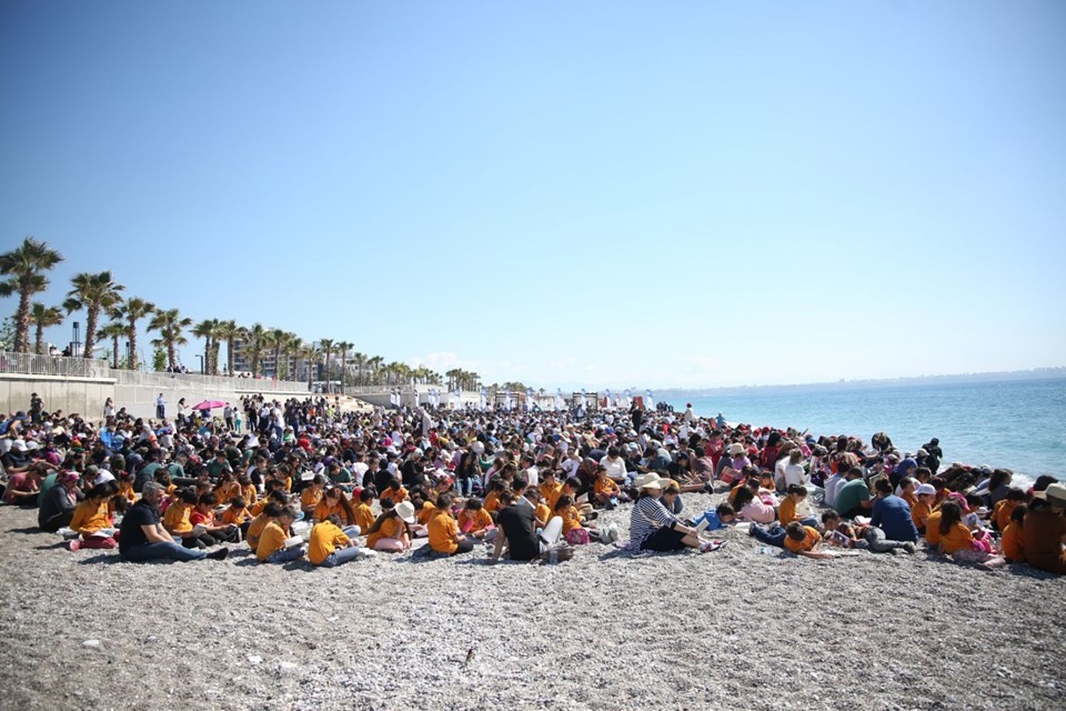 Konyaaltı Plajı'nda 30 bin kişi kitap okudu