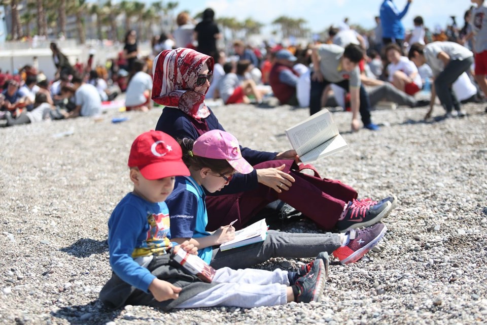 Konyaaltı Plajı'nda 30 bin kişi kitap okudu