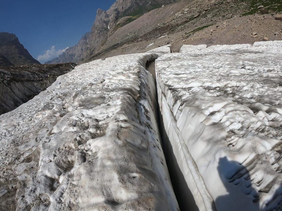 Hakkari'de 20 bin yıllık Cilo buzları eriyor