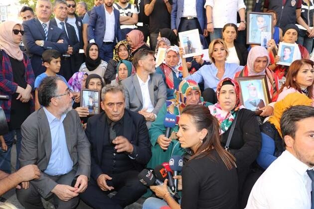 Sanatçılardan Diyarbakır'da oturma eylemi yapan ailelere destek