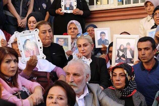 Sanatçılardan Diyarbakır'da oturma eylemi yapan ailelere destek
